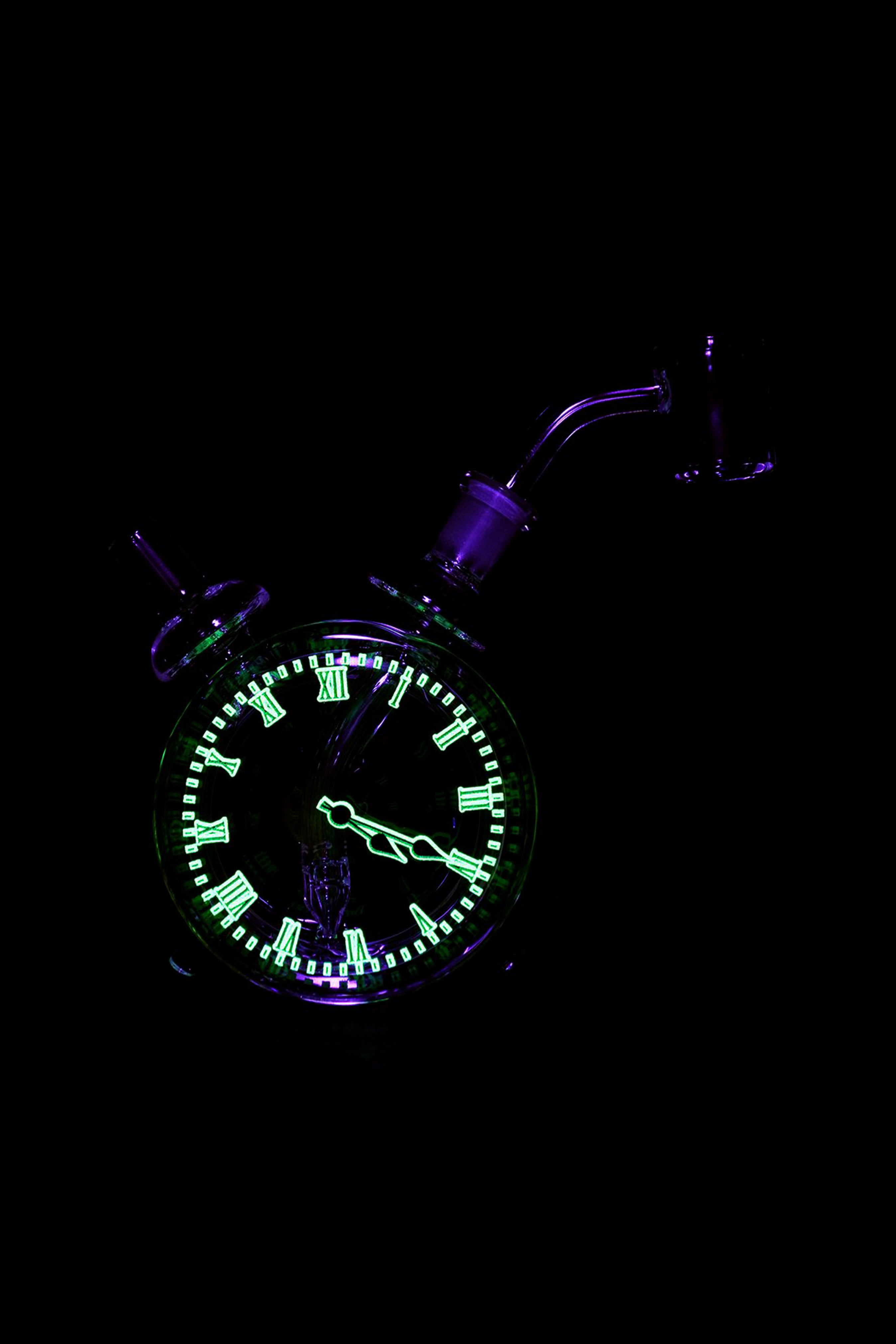 420 O'Clock Glow-in-the-Dark Mini Dab Rig: A Novelty Smoking Essential
