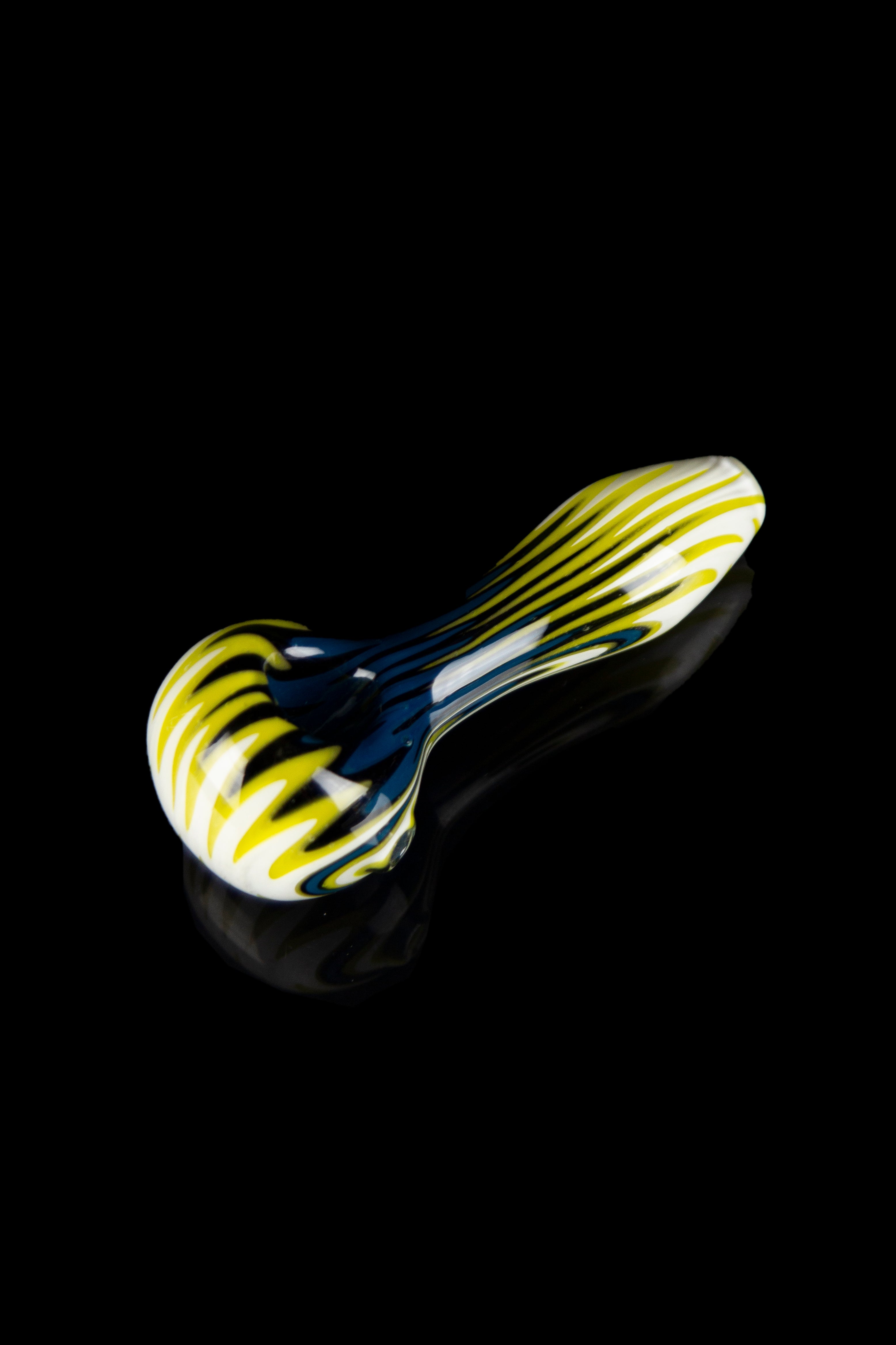 Calibear Shimmering Wig Wag Spoon Pipe - A Stunning Smoking Companion