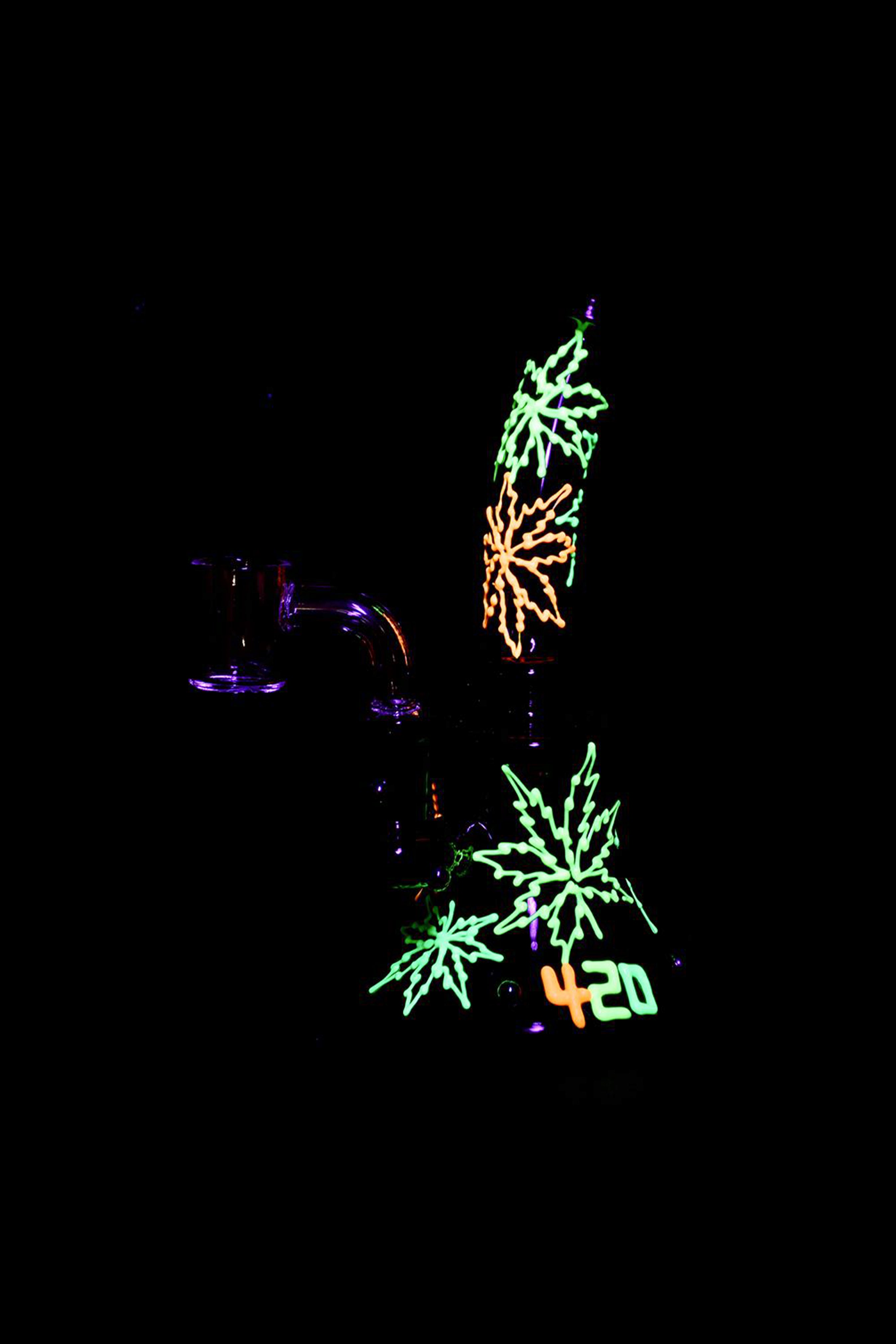 420 Neon Hemp Leaf Glow - in - the - Dark Dab Rig: A Stunning Smoking Companion